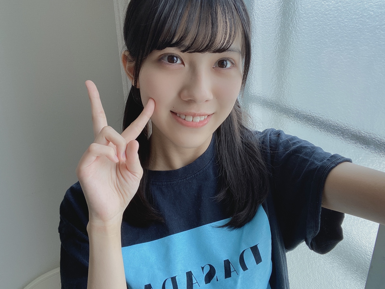 DASADAのTシャツを着てピースをする森本茉莉さん。2020年の公式ブログより