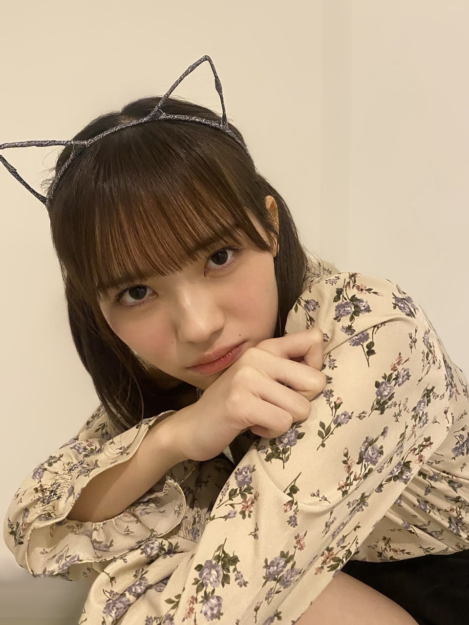 猫耳のカチューシャと花柄の服を身に着けた森本茉莉さん。2022年のミーグリのオフショット