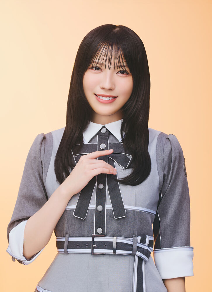 グレーの制服姿でほほ笑む森本茉莉さんの公式プロフィール写真