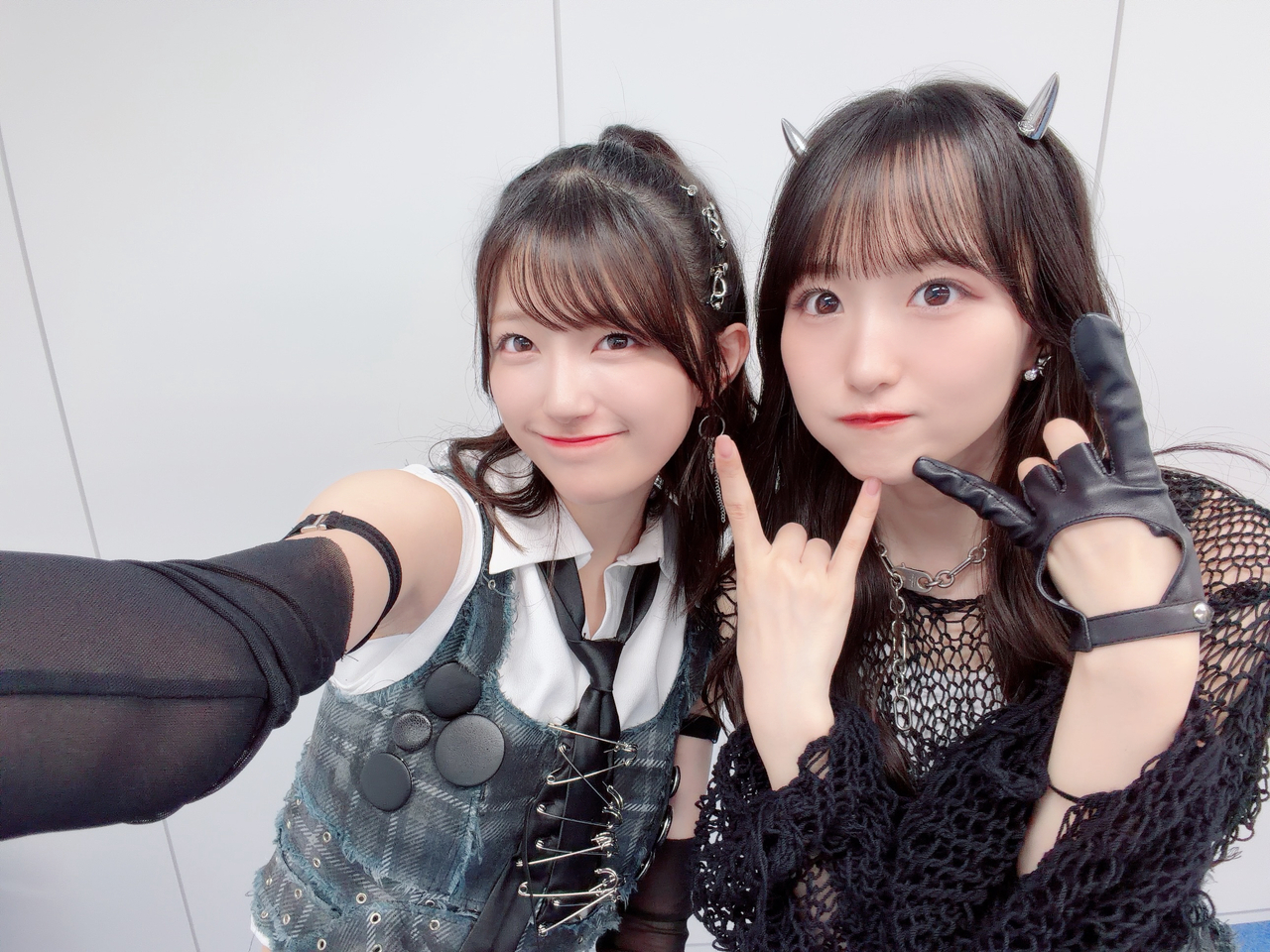 『是非に及ばず』のロック衣装でツノをつけた一ノ瀬美空ら