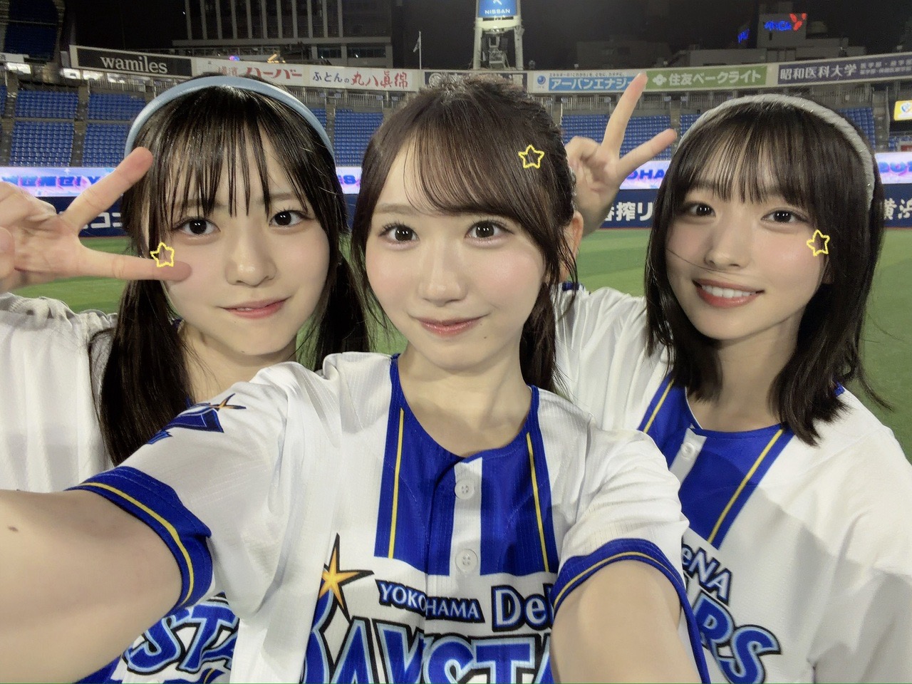 横浜スタジアムでベイスターズのユニフォーム姿を見せる日向坂46メンバー3人